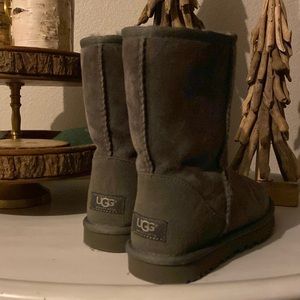 UGG Classic Short Boot 👢 in Gray…NWOT! Never worn 🌟